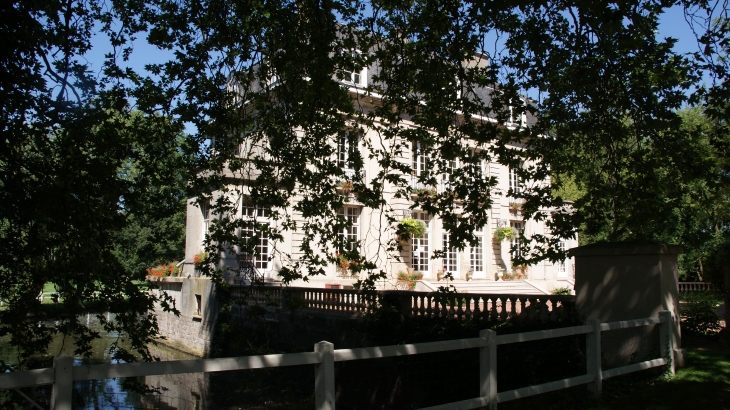 Parc Urbain de Nieppe et son Château du 17 Em Siècle