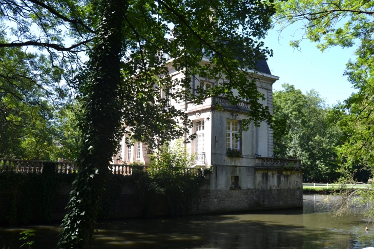 Parc Urbain de Nieppe et son Château du 17 Em Siècle