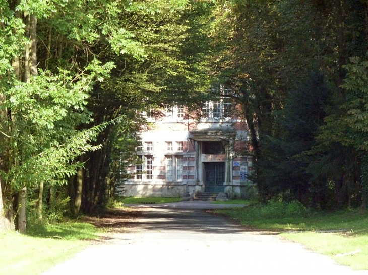 Belle demeure aperçue derrière les arbres - Odomez