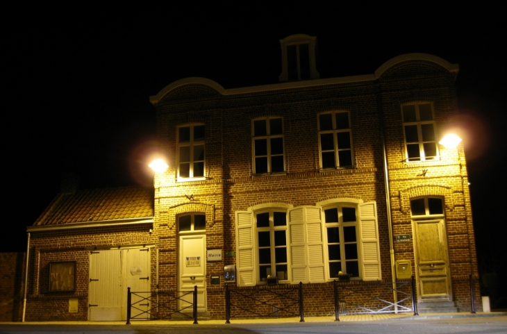 La Mairie, by night !! - Péronne-en-Mélantois