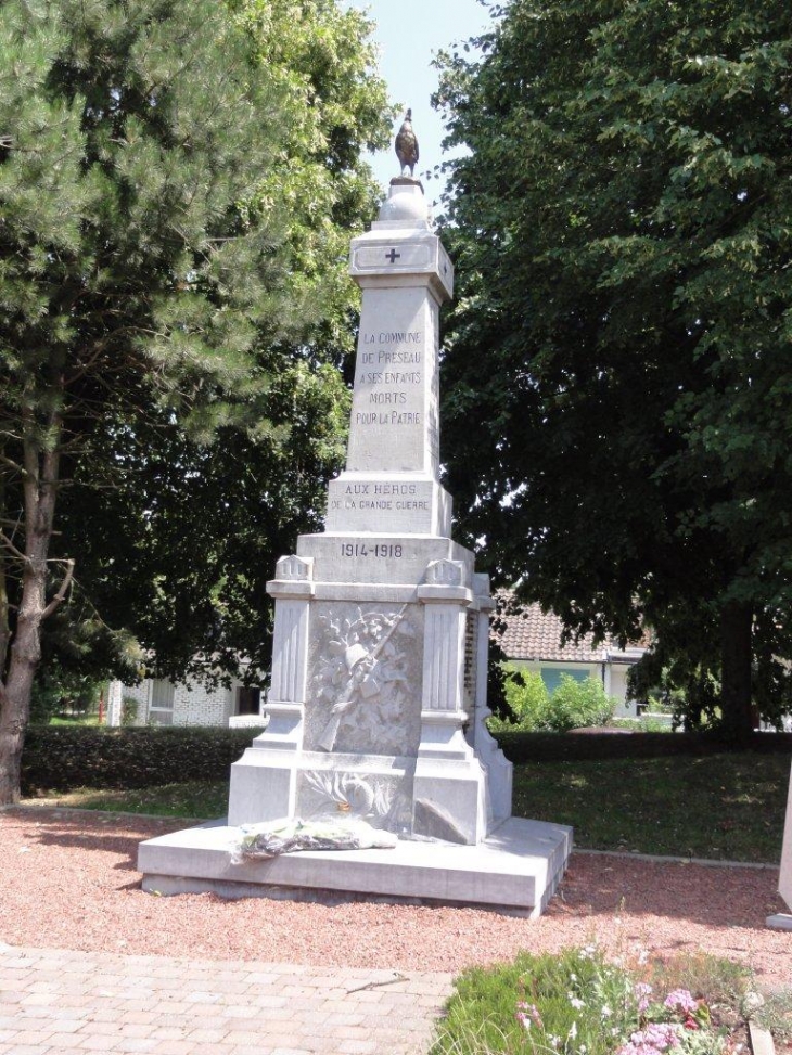 Préseau (59990) monument aux morts