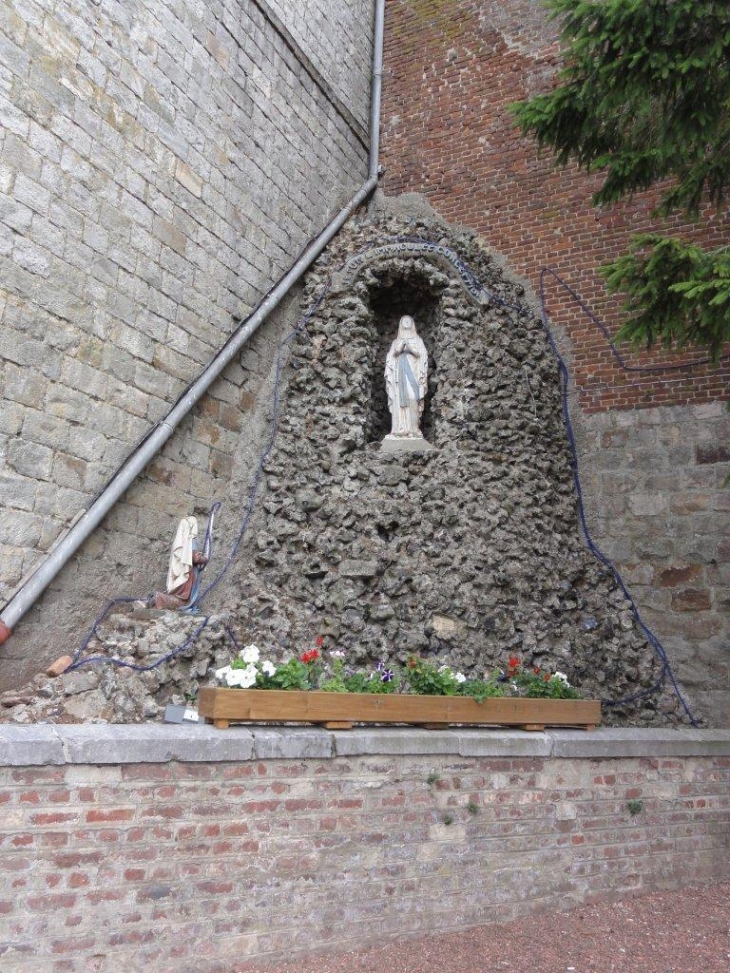 Preux-au-Bois (59288) Preux-au-Bois (Nord, Fr) grotte de Lourdes contre l'église Saint Martin