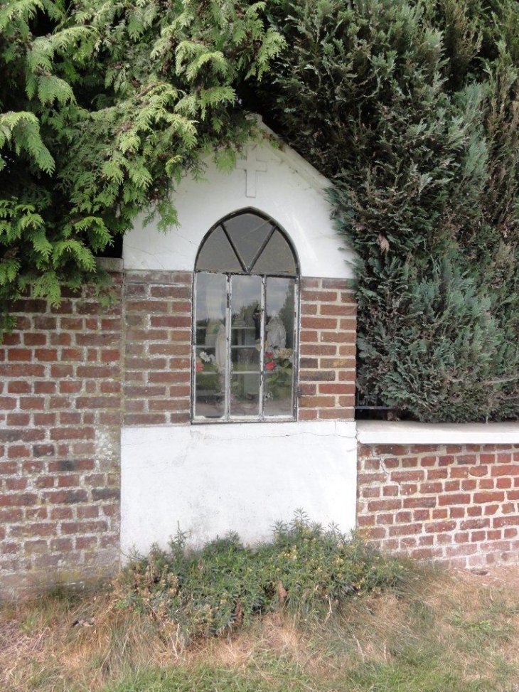 Prisches (59550) chapelle dans un mur. Prisches possède une vingtaine de chapelles et calvaires