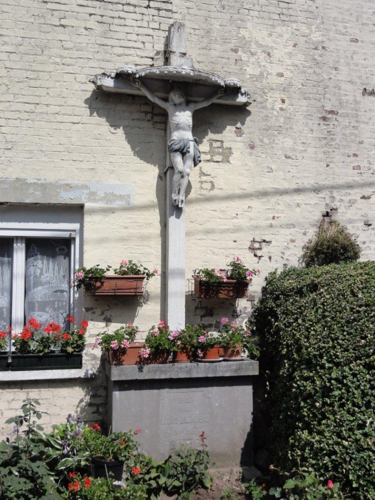 Prisches (59550) calvaire sur la façade d'une maison.Prisches possède une vingtaine de chapelles et calvaires