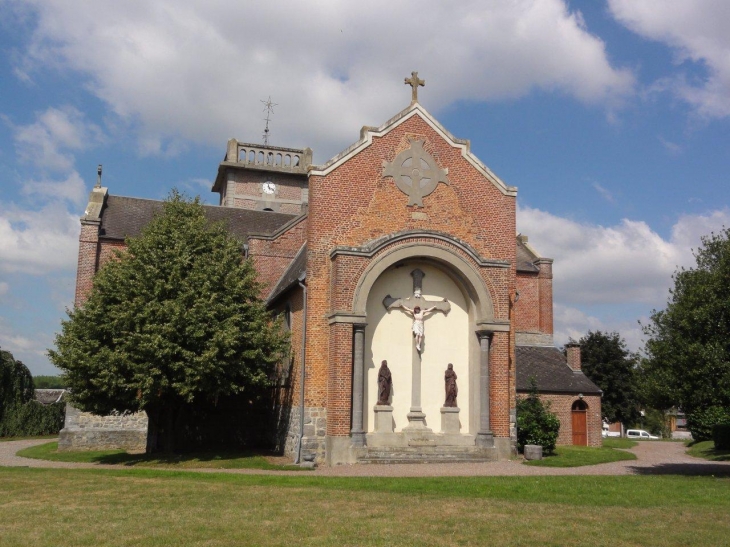 Prisches (59550) église Saint-Nicolas, chevet et calvaire