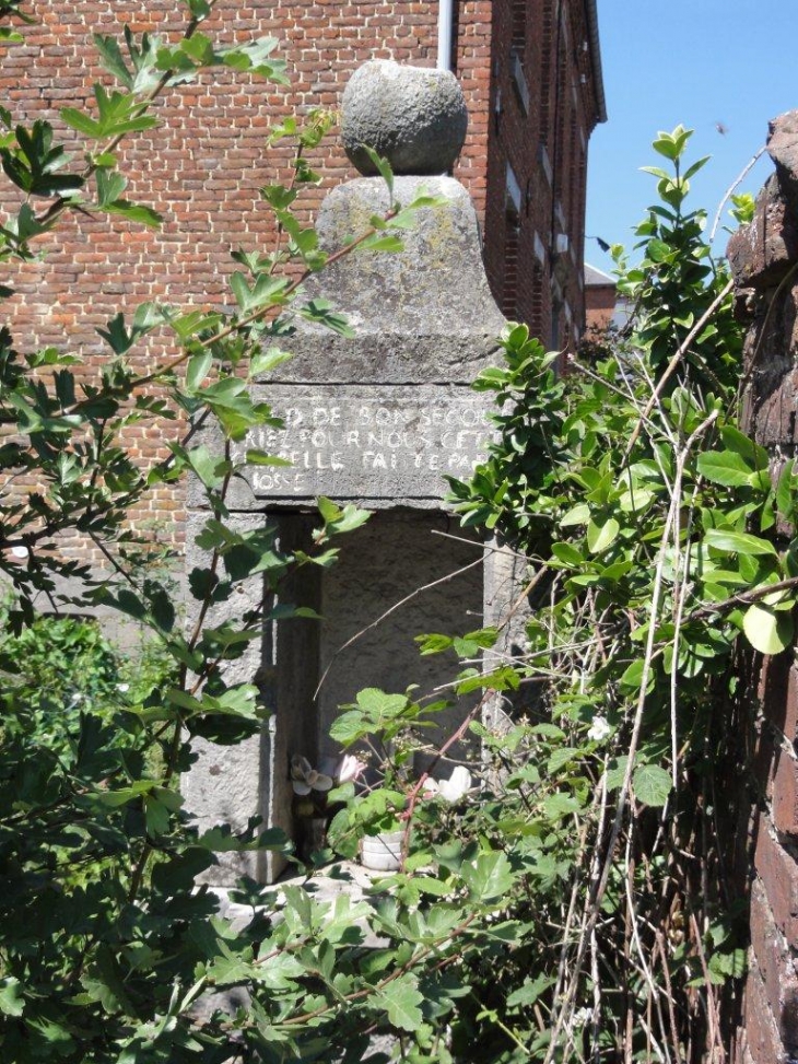 Ramousies (59177) chapelle N.D. de Bon Secours dans un jardin au centre