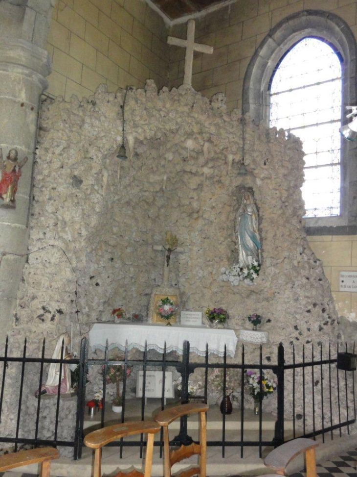 Ramousies (59177) dans l'église: grotte de Lourdes