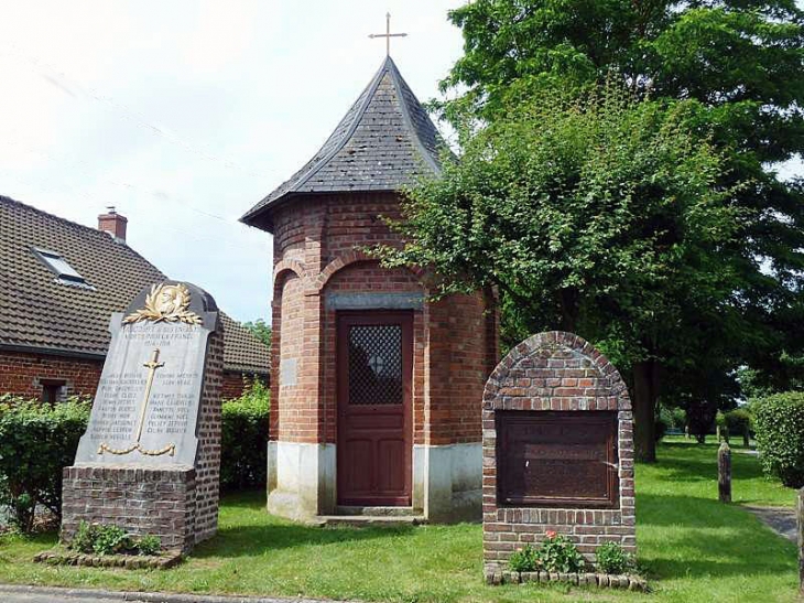 Chapelle et monument aux morts - Raucourt-au-Bois