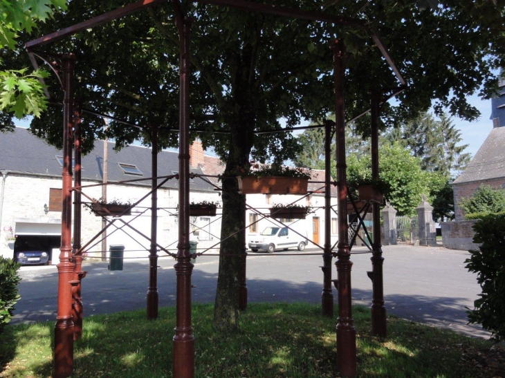 Saint-Hilaire-sur-Helpe, kiosque à musique