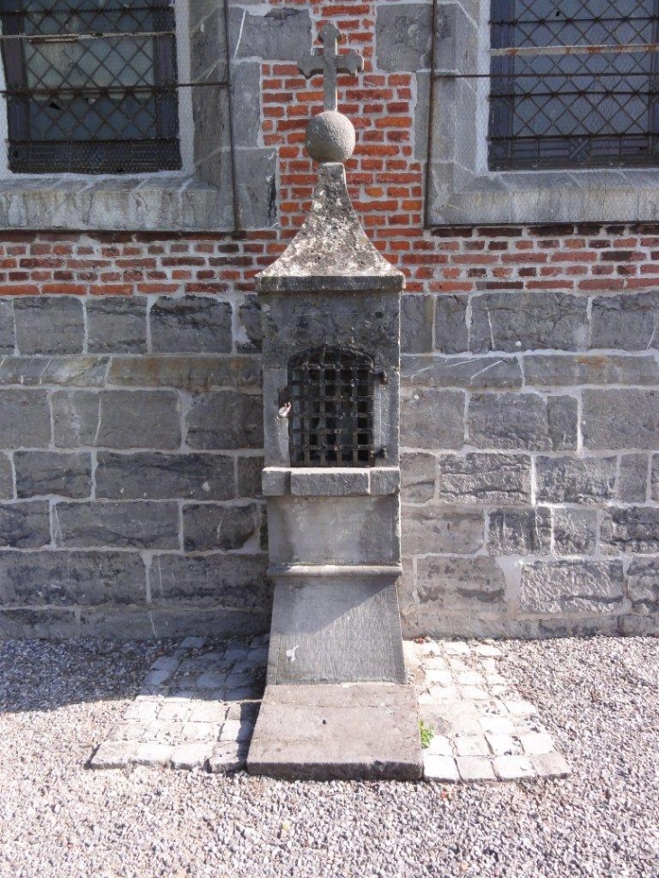 Saint-Hilaire-sur-Helpe, chapelle de Marie devant l'église