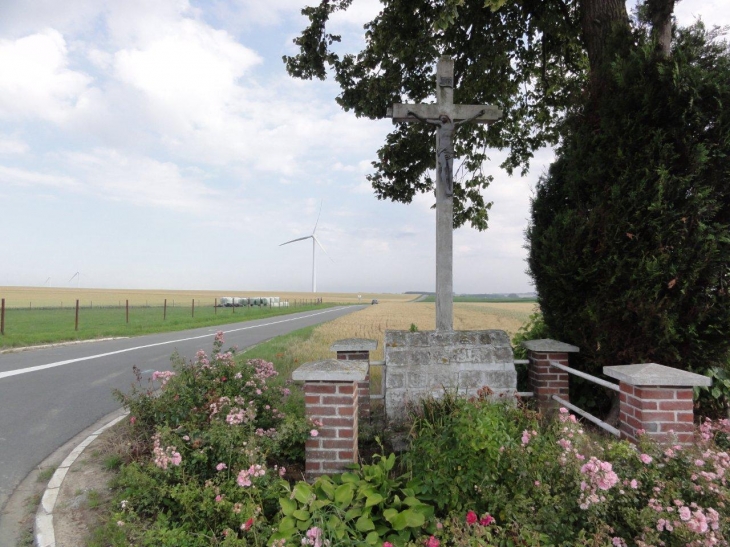 Salesches (59218) calvaire; au fond: des éoliennes