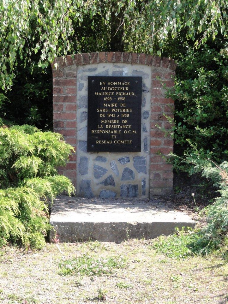 Sars-Poteries (59216) monument aux morts