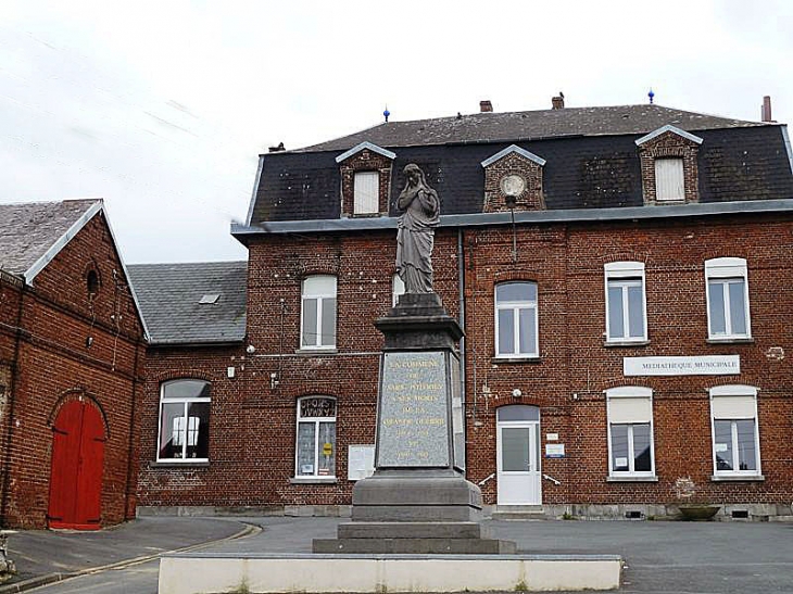 Le monument aux morts devant la médiathèque - Sars-Poteries