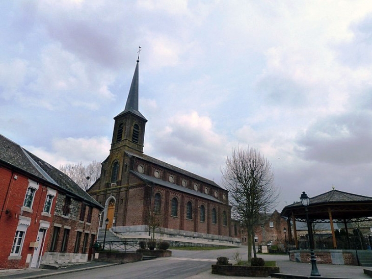 L'église et le kiosque sur la place - Sars-Poteries