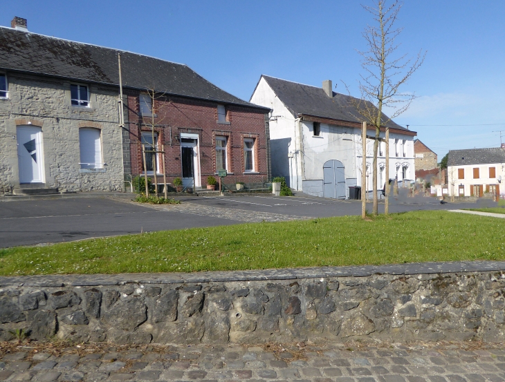 Maisons du village - Sars-Poteries