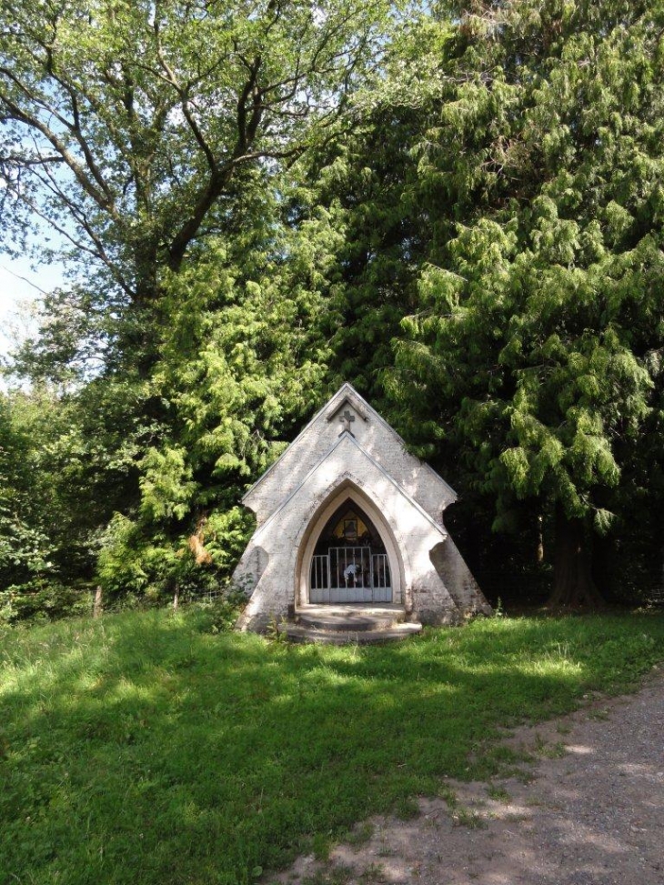 Solre-le-Château  (59740) chapelle oratoire des Nielles.