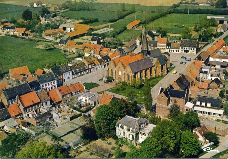 Vue aérienne - l'Eglise St Pierre et la place (carte postale de 1990) - Steenbecque