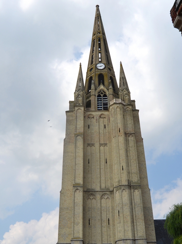 Clocher de L'église Saint-Pierre culminant a 92 Métres - Steenvoorde