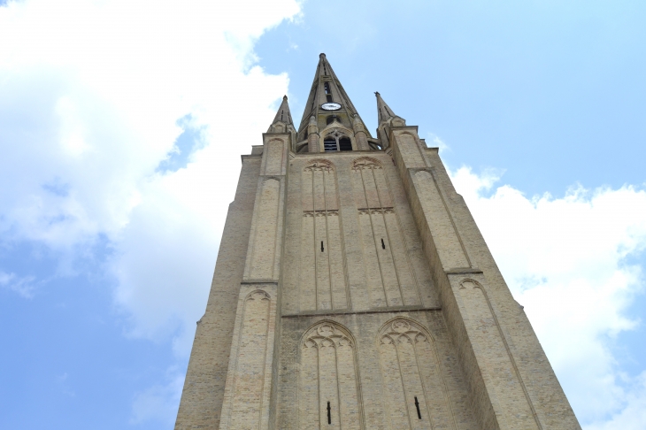 Clocher de L'église Saint-Pierre culminant a 92 Métres - Steenvoorde