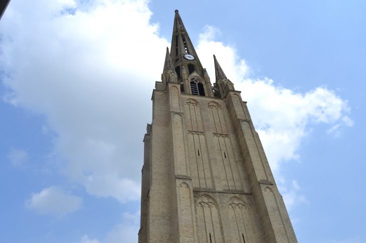 Clocher de L'église Saint-Pierre culminant a 92 Métres - Steenvoorde