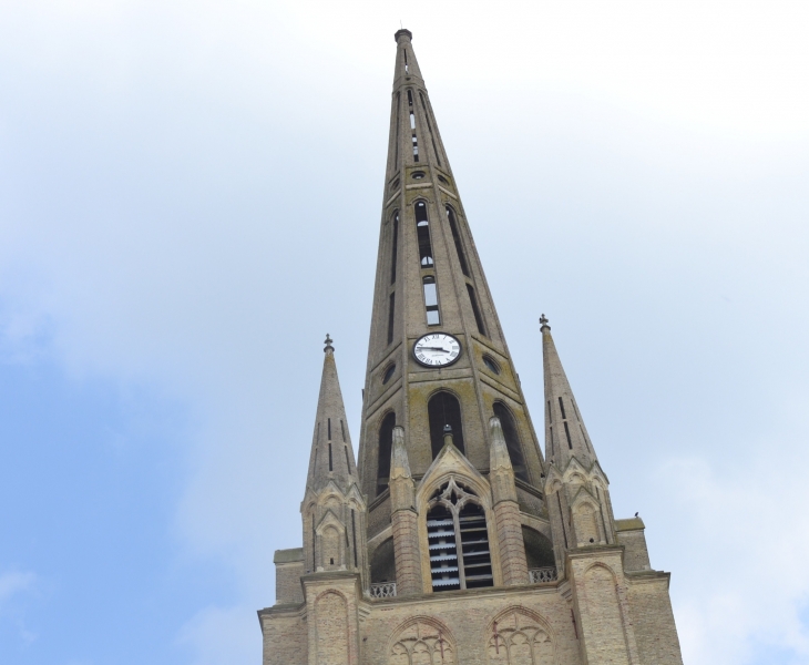 Clocher de L'église Saint-Pierre culminant a 92 Métres - Steenvoorde