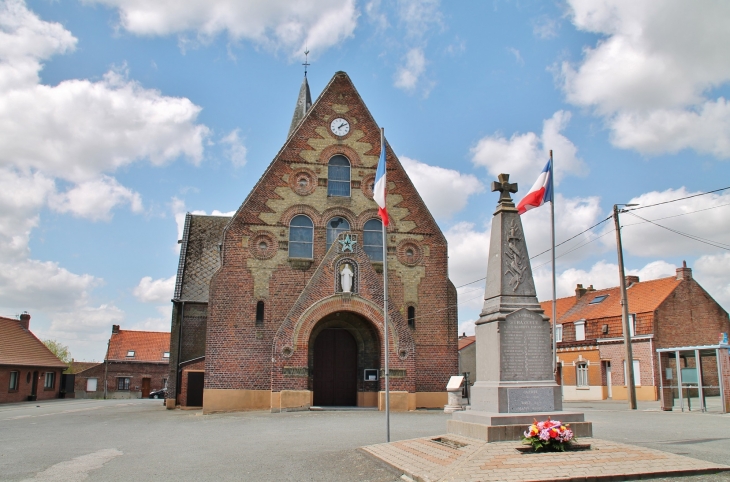 L'église et le Monument-aux-Morts - Strazeele