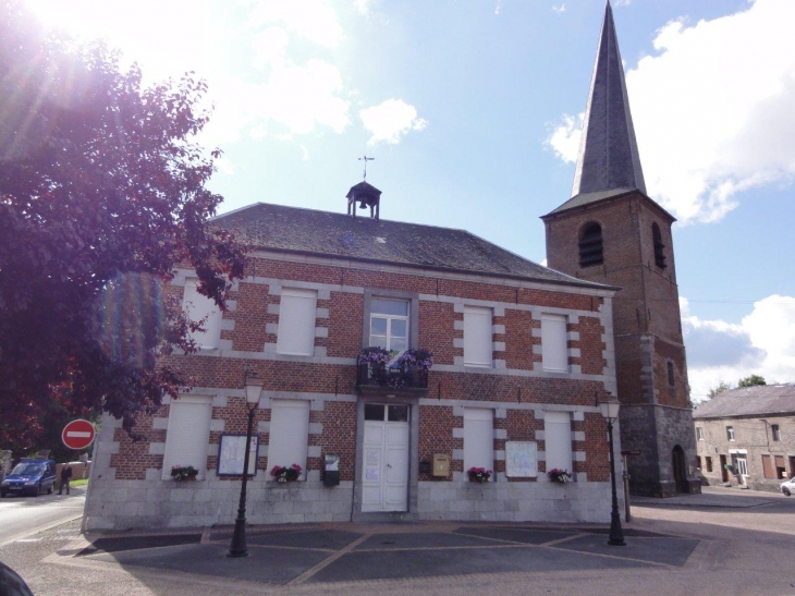 Taisnières-en-Thiérache (59550) mairie et tour de l'eglise