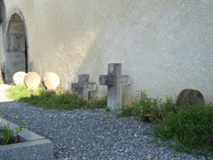 Troisvilles (59980) anciennes stèles contre le mur de l'église