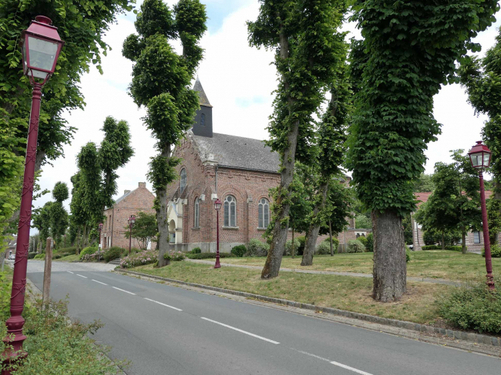 L'église dans le village - Villers-au-Tertre