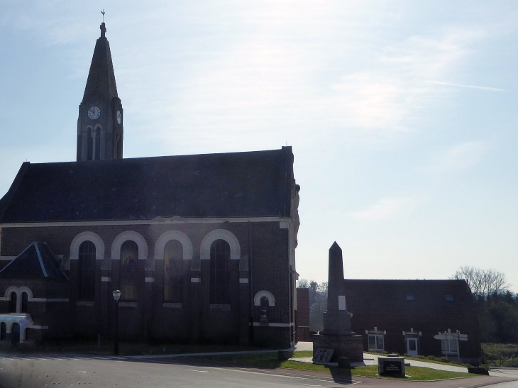 La place de l'église - Villers-Plouich