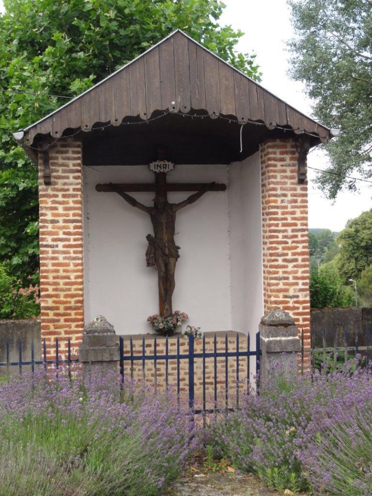 Villers-Pol (59530) calvaire dans une chapelle de chemin