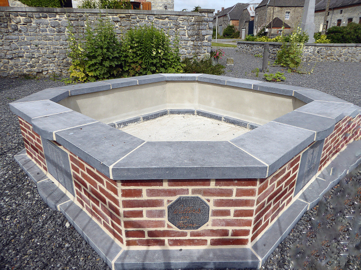 La fontaine en pierre bleue - Wallers-Trélon