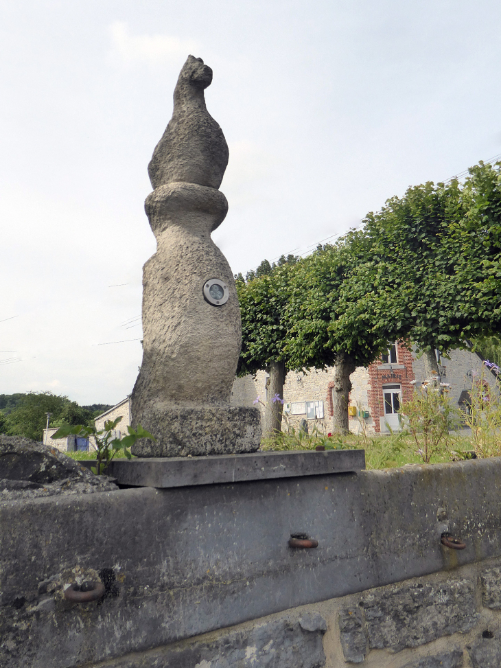 Statue en pierre bleue - Wallers-Trélon