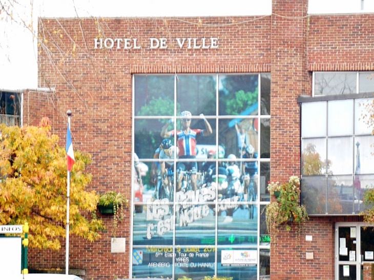 La mairie, en façade image de  course cycliste sur les pavés de la trouée d'Arenberg - Wallers