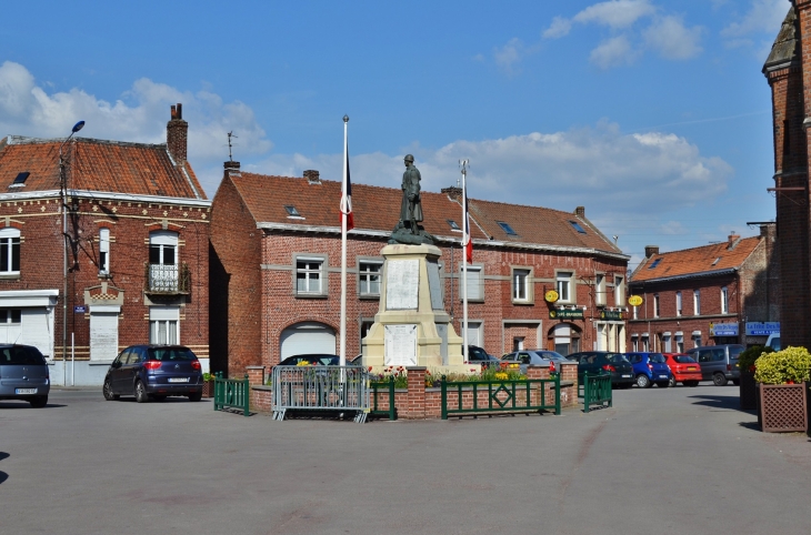 Monument aux Morts - Wavrin