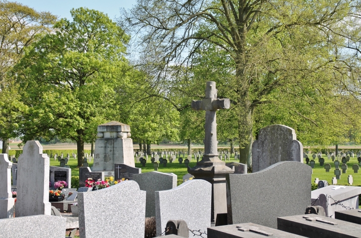 Cimetière Civil et Cimetière Militaire - Wicres