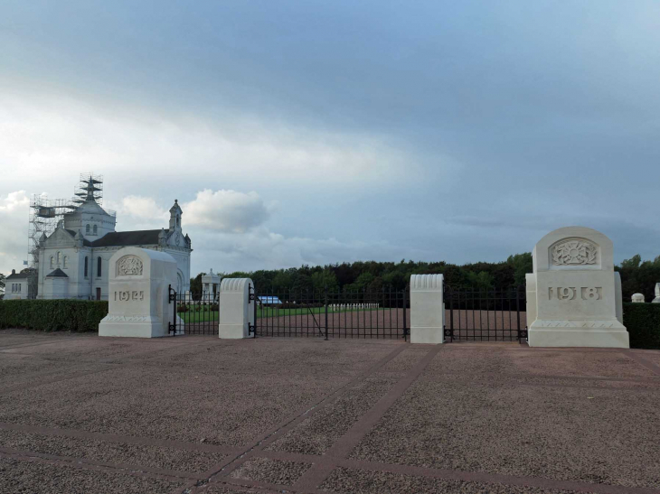 Entrée de la nécropole de Notre  Dame de Lorette - Ablain-Saint-Nazaire