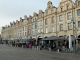 Place des Héros : les maisons et les terrasses de café sous les arcades