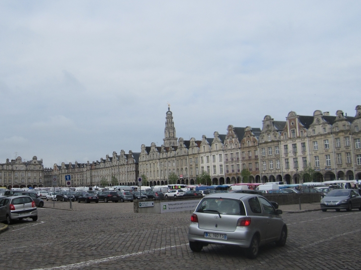 Centre-ville-jour-de-marche - Arras