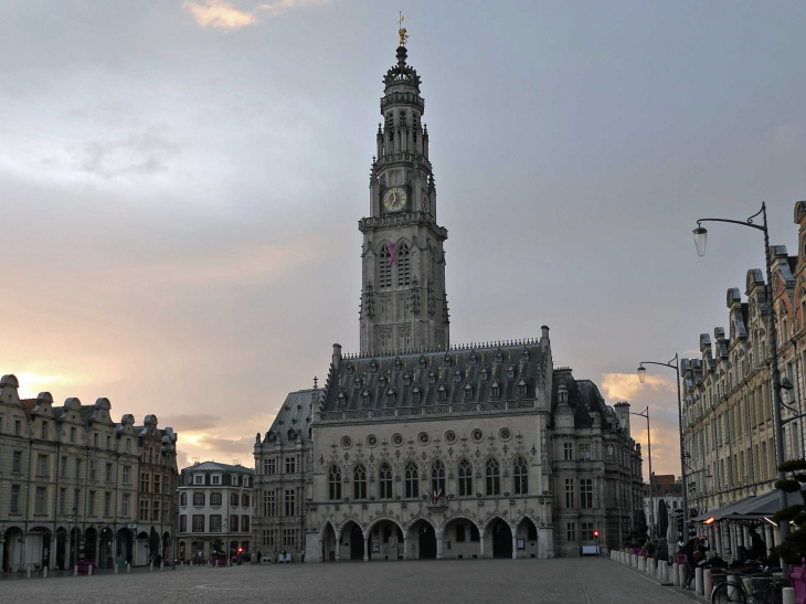 Place des Héros : le beffroi - Arras