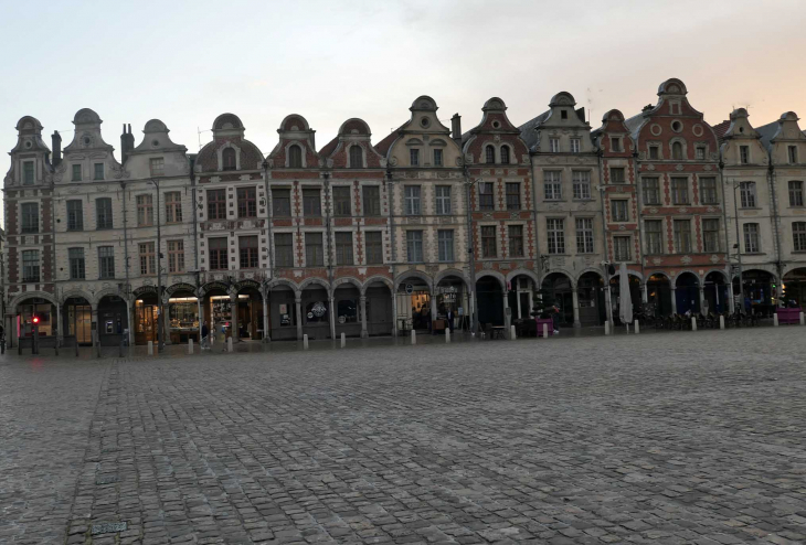 Place des Héros : les maisons - Arras