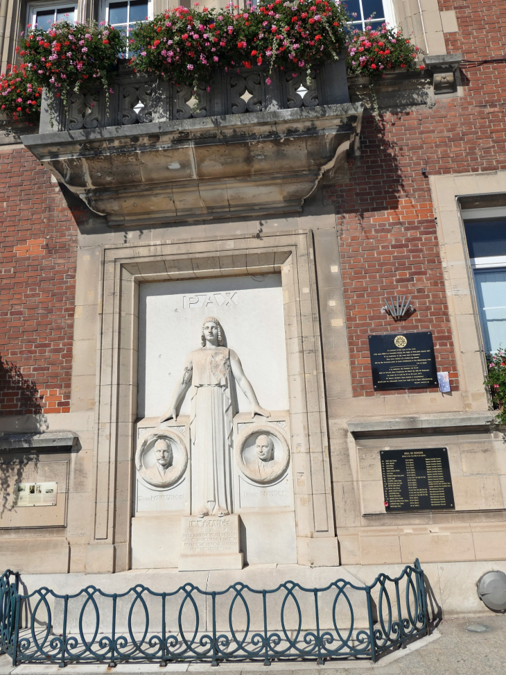 Le monument Briquet-Tailliandier - Bapaume