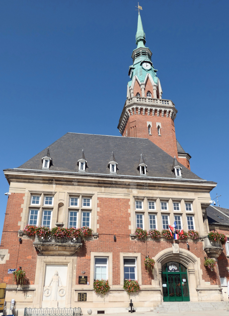 Devant l'hôtel de ville - Bapaume