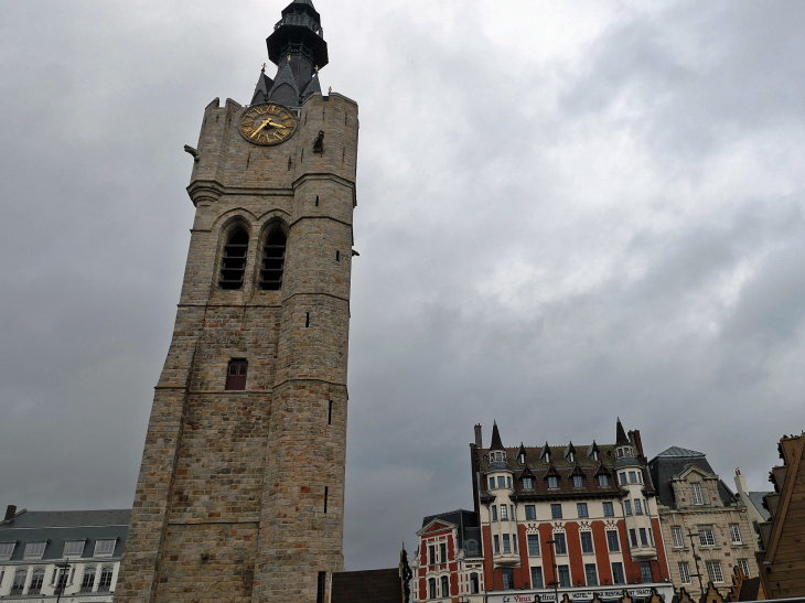 Le beffroi sur la Grand Place - Béthune