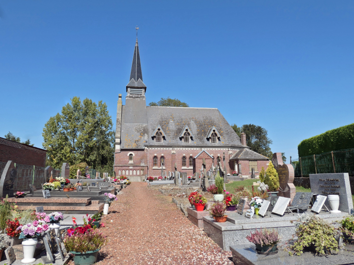 L'église dans le cimetière - Beugnâtre