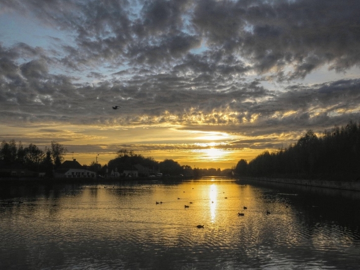 Coucher de soleil , canal , rue henri lefebvre,base nautique - Beuvry