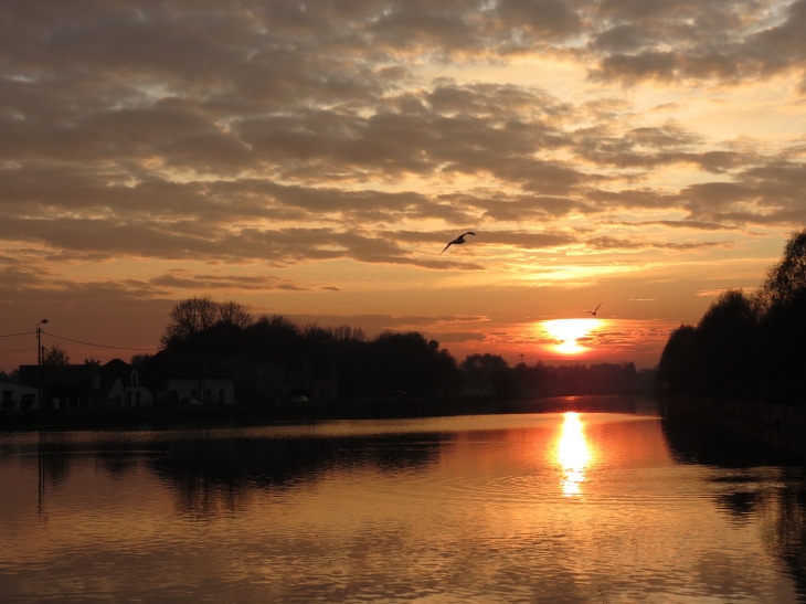 Coucher de soleil sur le canal de beuvry , base nautique dans le fond à droite