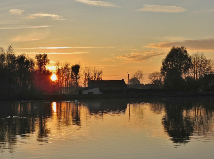 Coucher de soleil sur la gare d'eau - Beuvry