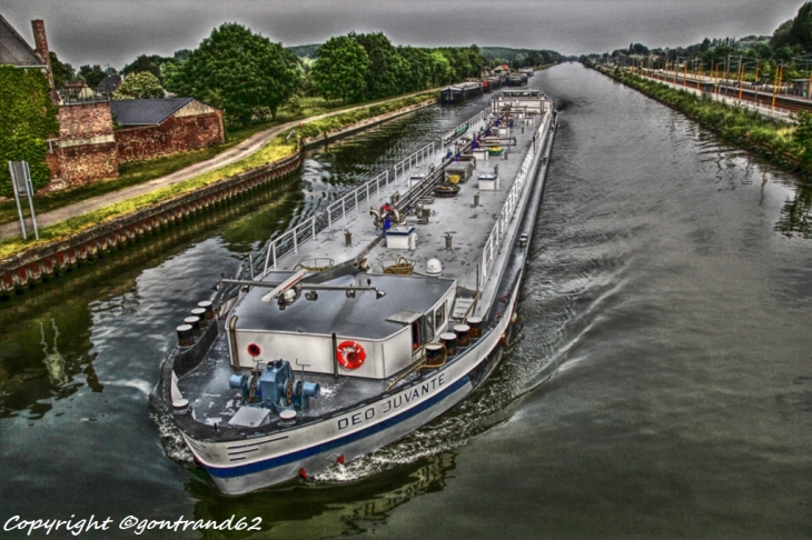 Péniche sur le grand canal , face à la gare - Beuvry