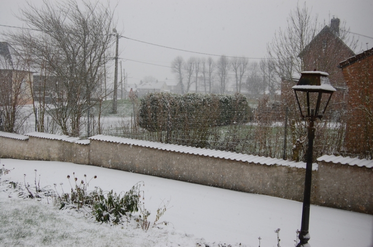 Place du village sous la neige - Bihucourt